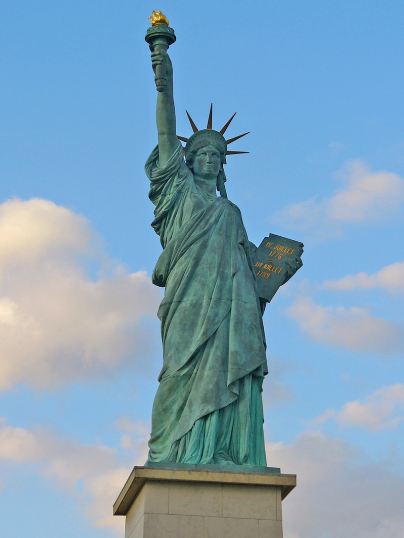 Illustration for article titled Bizarre Replicas of the Statue of Liberty and the Eiffel Tower
